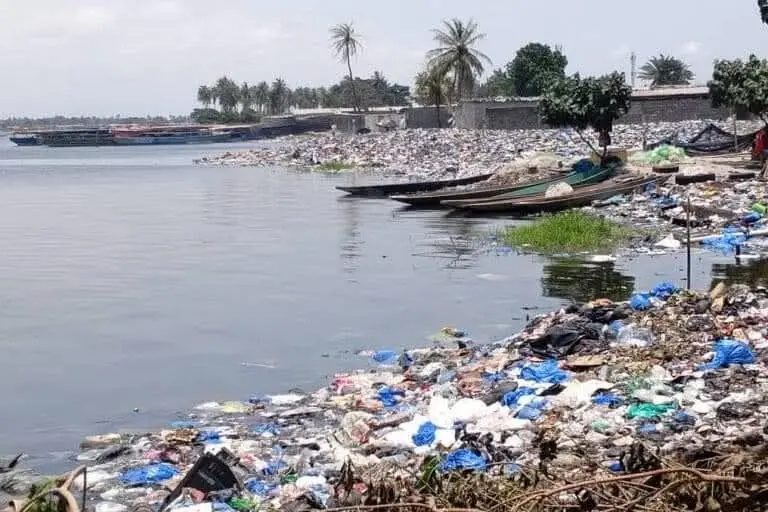 déchets plastiques aux abords de la lagune Ebrié